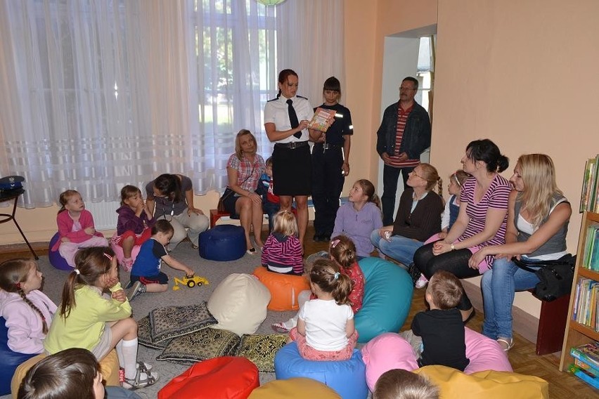 W akcji ''Cały Kwidzyn czyta dzieciom'' udział wzięła rzeczniczka prasowa kwidzyńskiej policji