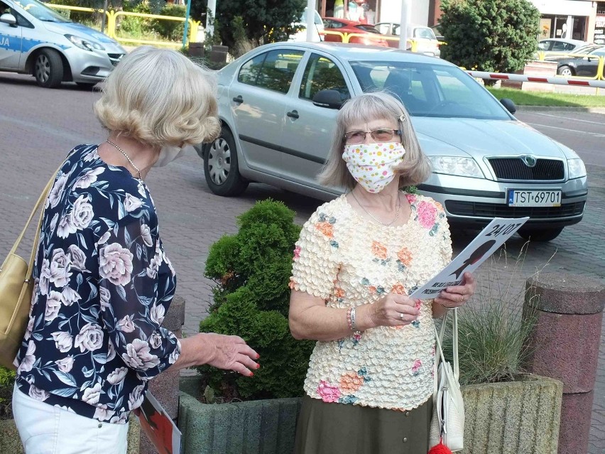 Skromny, ale niemilczący protest przed budynkiem Specjalnej Strefy Ekonomicznej w Starachowicach (ZDJĘCIA)