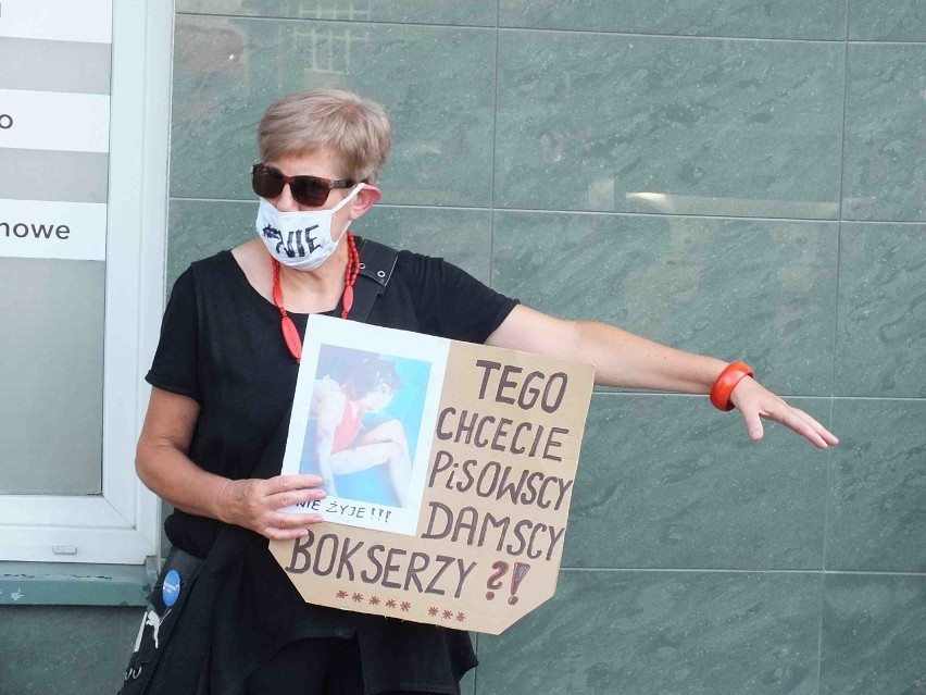 Skromny, ale niemilczący protest przed budynkiem Specjalnej Strefy Ekonomicznej w Starachowicach (ZDJĘCIA)