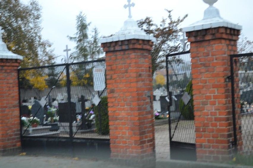 Znicze przed bramą cmentarną. To obrazek z Osieka nad Notecią 