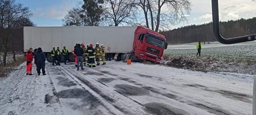 20 stycznia w Bramce samochód ciężarowy wpadł w poślizg i...