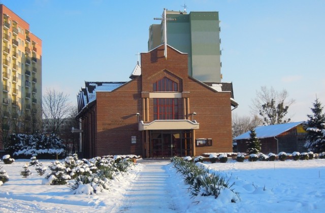 Kościół p.w. Miłosierdzia Bożego - budynek powstawał od 1996 roku.