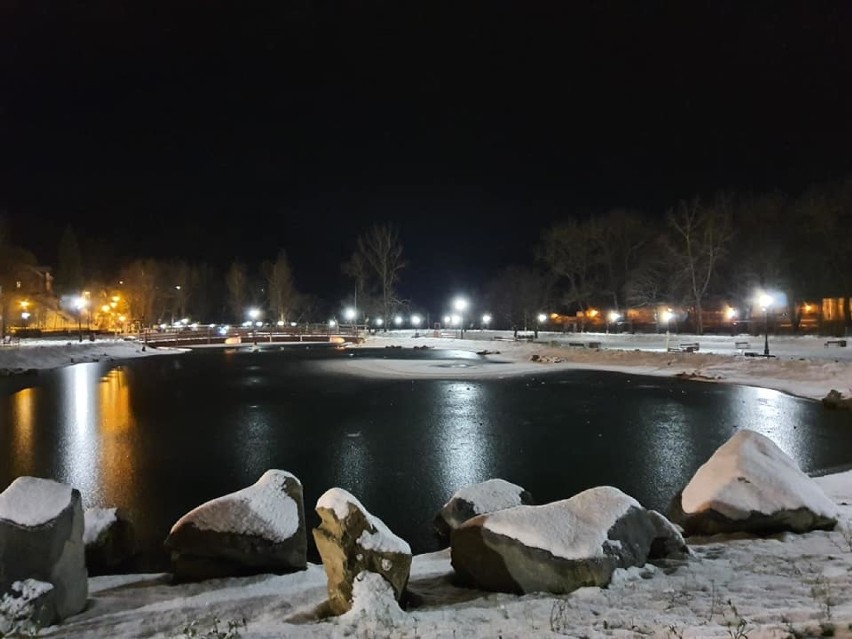 Śnieżny puch przykrył ogrody muszyńskie. Nocą wyglądają magicznie 