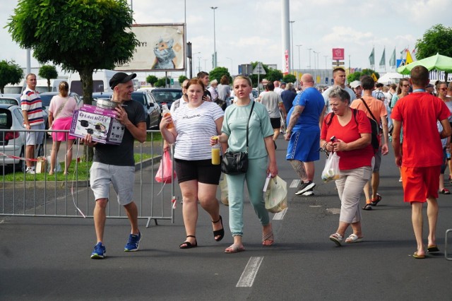 Odbywa on się w tym miejscu co tydzień i niezależnie od pogody nie brakuje tam kupujących.