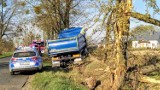W Małczewie (gm. Brzeziny) ciężarówka wypadła z drogi wprost na drzewo