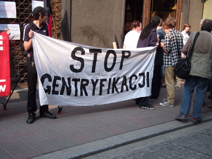 Uczestnicy protestu wyrażający swoje niezadowolenie ze zmian...