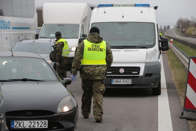 W Lubiczu Dolnym zatrzymano 42 osoby pochodzenia irakijskiego. Wszyscy trafili już do trzech ośrodków dla cudzoziemców













15 03 2020














przejscie grniczne kolbaskowo pomellen jedyne w zachodniopomorskiem gdzie mozna przekroczyc granice i wrocic do kraju














na zdjeciu sluzby medyczne i straz graniczna kontroluja wszystkich wjezdzajacych do polski














fot. andrzej szkocki / polska press