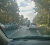 Wypadek na DK46 w Częstochowie! Zderzyły się 4 auta osobowe i samochód ciężarowy. Droga zablokowana w obu kierunkach