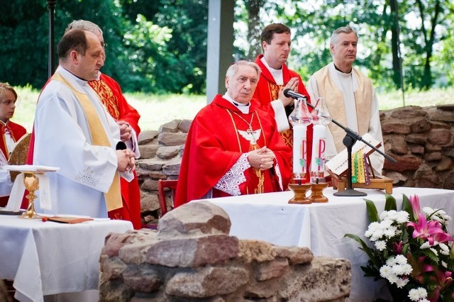 Na Ostrowie Lednickim została odprawiona msza z okazji 1050. rocznicy Chrztu Polski. Przewodniczył jej Prymas Polski Metropolita Gnieźnieński abp. Józef Kowalczyk