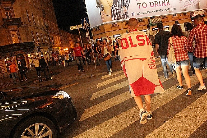 Nocna zabawa kibiców  po meczu Polska - Grecja [zdjęcia]