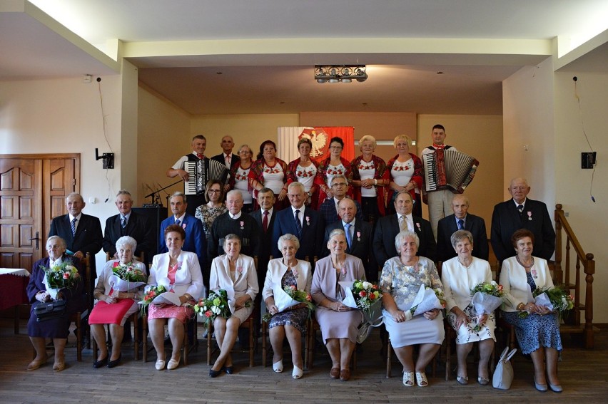 Złote i Diamentowe Gody w Czerniewicach. 9 par obchodziło jubileusz 50- i 60-lecia pożycia małżeńskiego [FOTO] 
