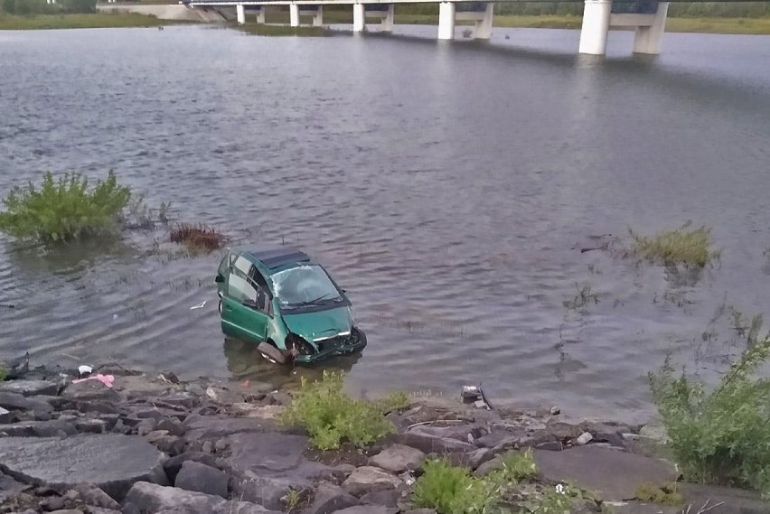 Pijany kierowca spadł ze skarpy i wjechał do Jeziora...