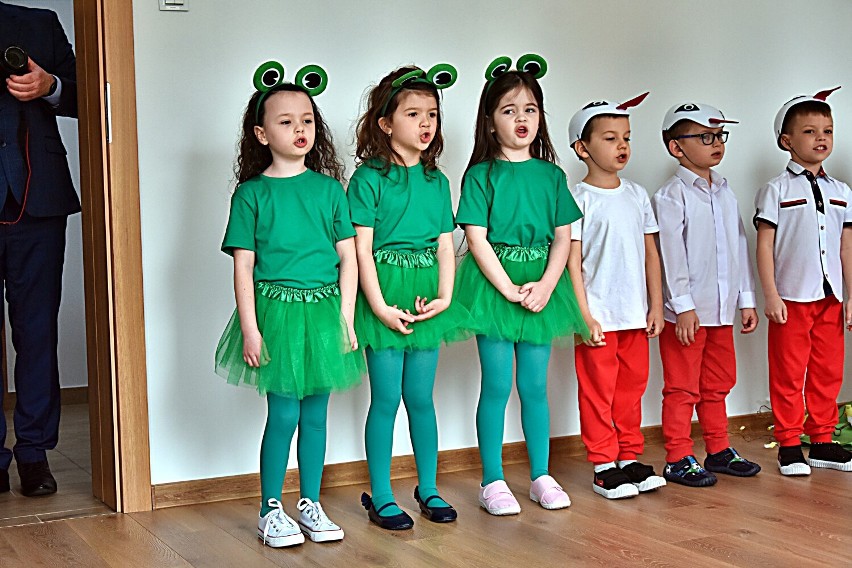 Dzieci przygotowane do występu przez Edytę Kotowicz bawiły...