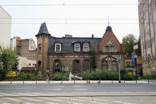 Dawna stajnia i budynek gospodarczy, będące historycznie i stylistycznie związane z Sołtysówką, nie są objęte pozwoleniami i nie zostały przeznaczone do rozbiórki.
