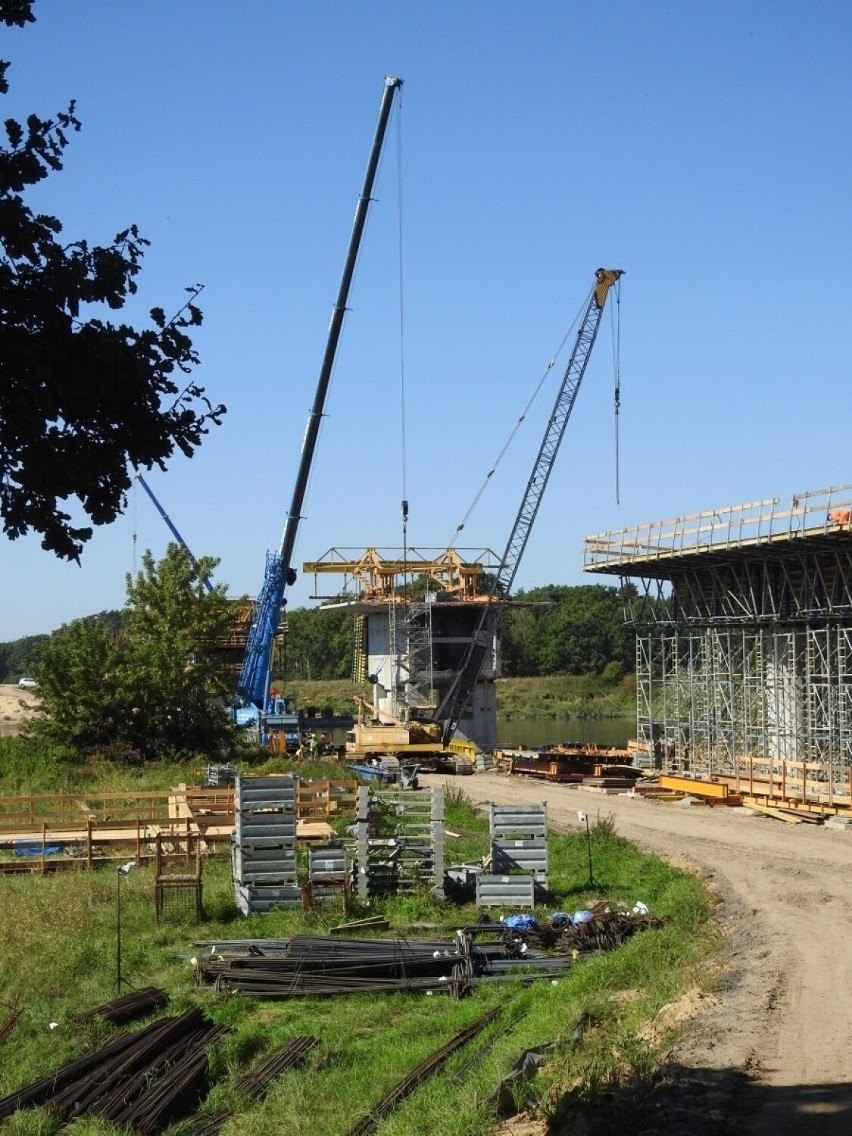 Trwa budowa mostu w Milsku. Obiekt ma mieć 400 metrów...