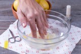 Domowe sposoby na żółte paznokcie. Zobacz, jak wybielić je za pomocą naturalnych produktów. Będziesz zaskoczona efektami tych metod!