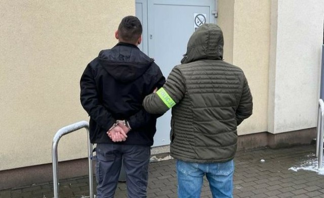 Policjanci z  Nowego Portu zatrzymali 31-latka podejrzanego o kradzież polerki wartej ponad tysiąc złotych.