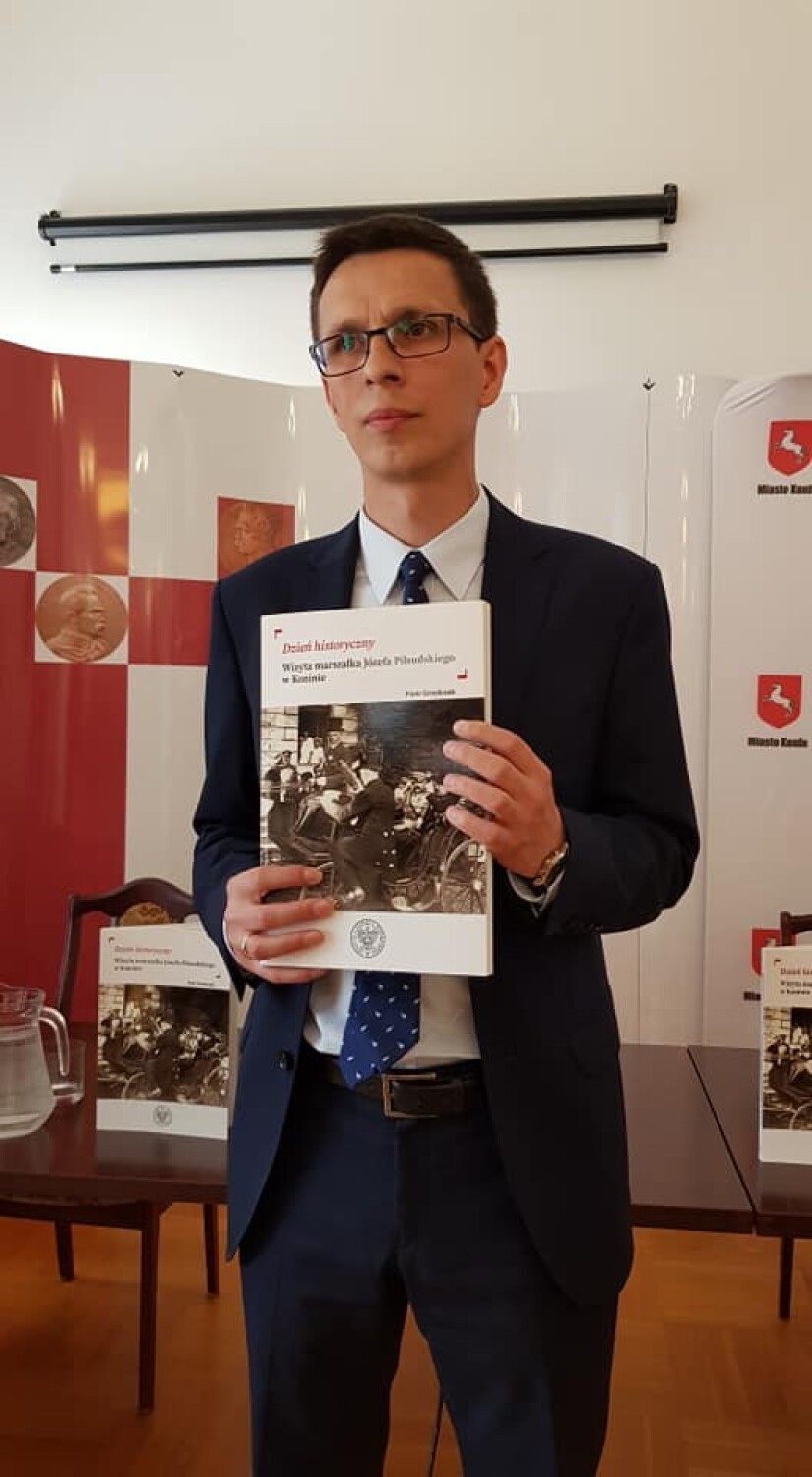 Dr Piotr Grzelczak prezentuje książkę o wizycie Piłsudskiego...