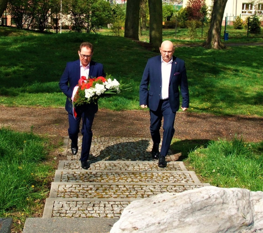 Radni PiS złożyli kwiaty pod pomnikami w Inowrocławiu. Z okazji Święta Konstytucji 3 Maja [zdjęcia]