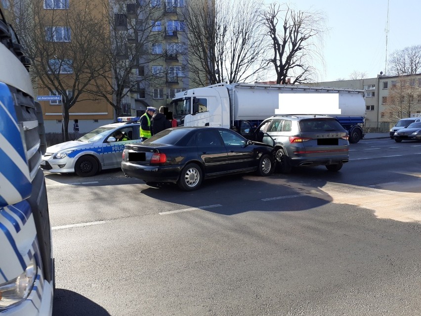 Kolizja na ulicy Garncarskiej w Słupsku. Kierowca nie ustąpił pierwszeństwa