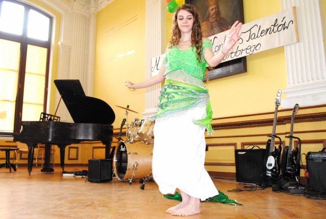 Alicja Mączkowska z IV LO wykonuje efektowny taniec brzucha