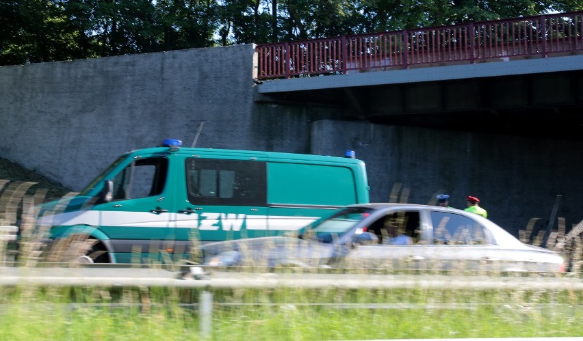 Wypadek w Kołbaskowie. Zderzenie ciężarówki wojskowej z wiaduktem [zdjęcia]
