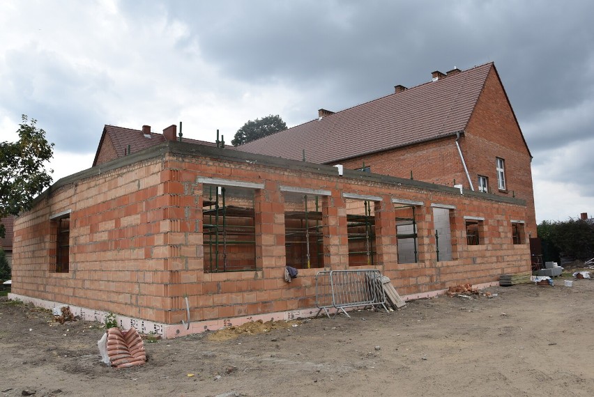 Mury pną się do góry! Budowa szkoły w Grąblewie postępuje, choć nie bez problemów 