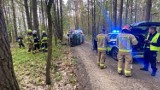 Groźny wypadek w gminie Łask. Na drodze leśnej dachowało BMW. Kierowca i pasażer byli pijani ZDJĘCIA