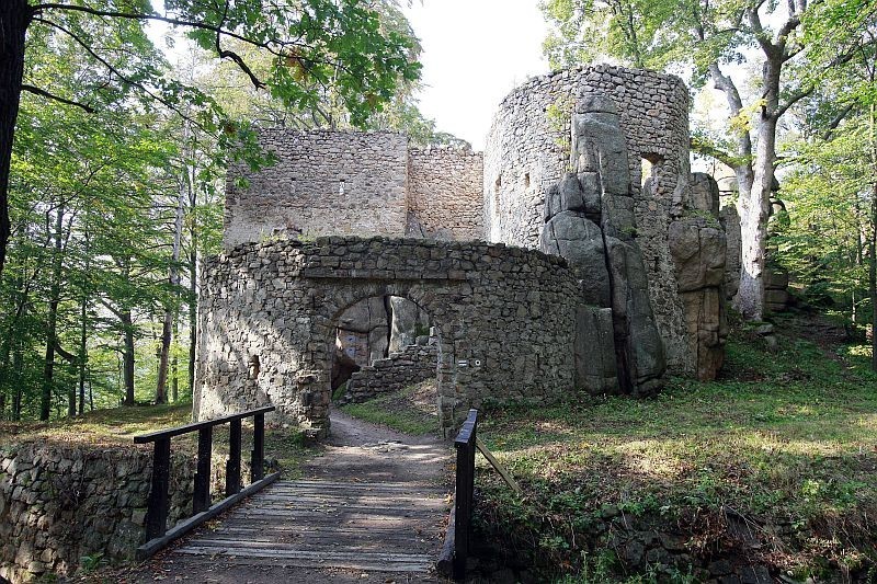 Zamek Bolczów

Malownicza, rozłożysta ruina na zalesionym,...