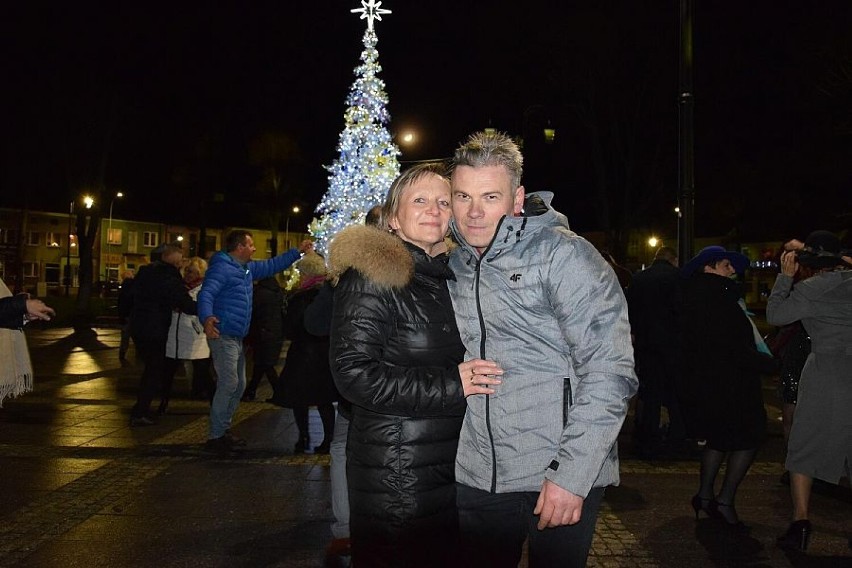 Sylwester miejski w Kolnie. Mieszkańcy po raz pierwszy wspólnie przywitali Nowy Rok na zabawie pod chmurką
