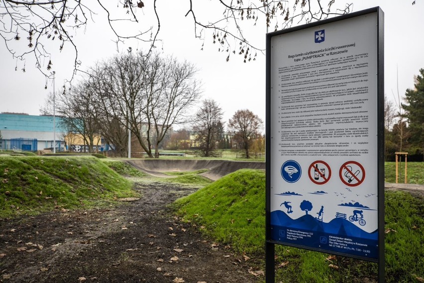 Pumptrack na rzeszowskich Bulwarach jest już gotowy. Można z niego korzystać także po zmroku (ZDJĘCIA)