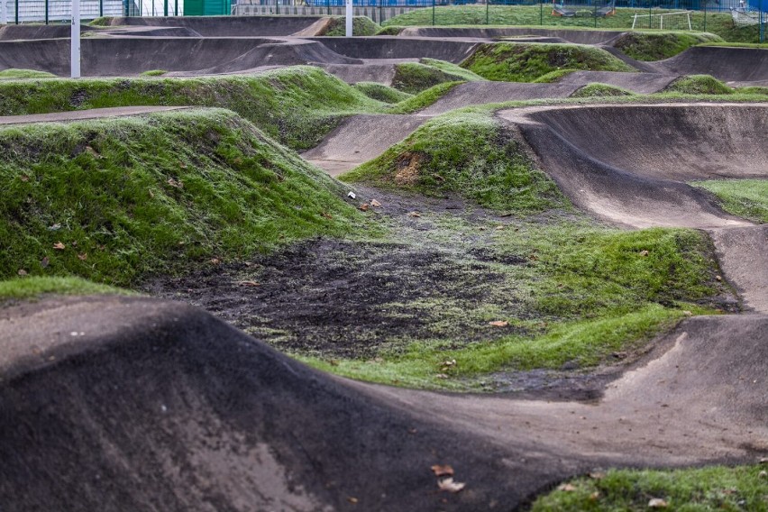 Pumptrack na rzeszowskich Bulwarach jest już gotowy. Można z niego korzystać także po zmroku (ZDJĘCIA)