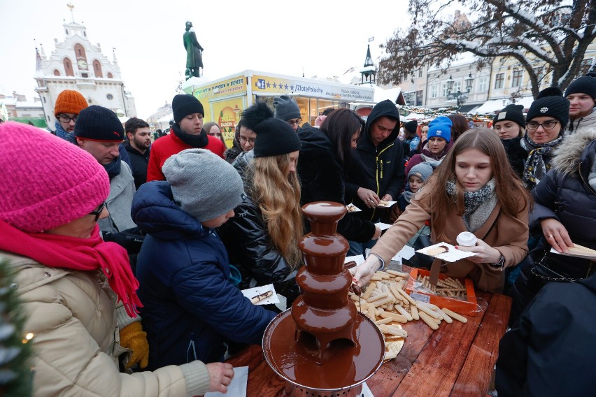 Czekoladowa fontanna hitem Festiwalu Czekolady w Świątecznym Miasteczku na rzeszowskim Rynku