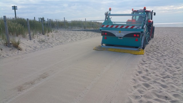 Maszyna do czyszczenia plaży w Helu