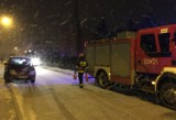Pożar w Pucku (26.02.2018). W bloku przy ul. Polnej zapalił się komin. Śnieg nie ułatwiał interwencji | ZDJĘCIA, WIDEO