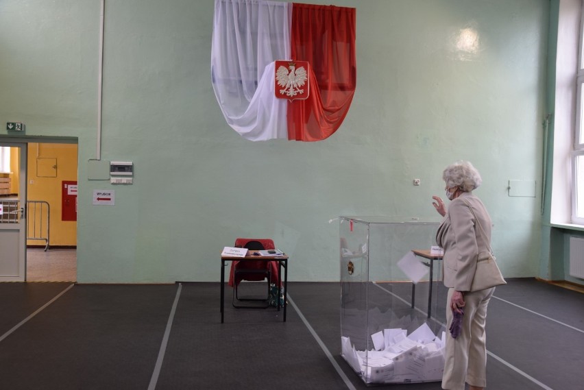 Mieszkańcy Pruszcza głosują w II turze wyborów. Swój głos oddali m.in. burmistrz i starosta gdański |ZDJĘCIA