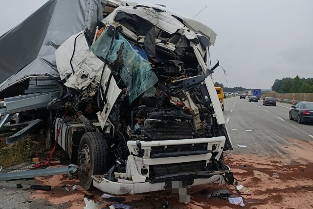 Wypadek na autostradzie A1 między Radomskiem a Kamieńskiem. Zderzyły się 2 ciężarówki