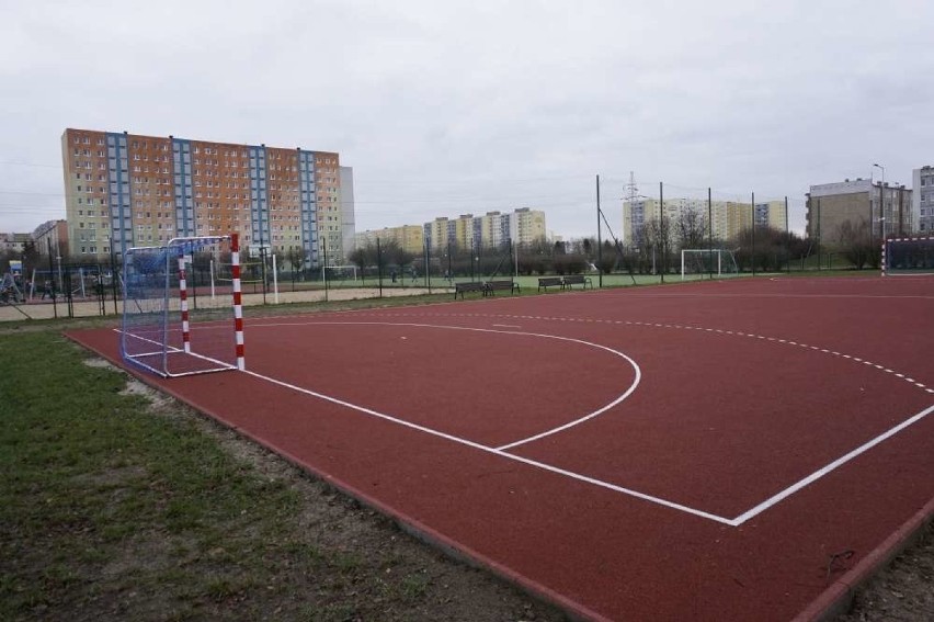 Przy Szkole Podstawowej nr 67 powstał orlik open z boiskami...