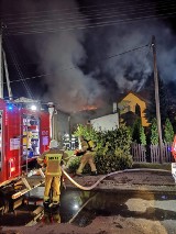 Groźny pożar w Leśnicy. W środę w nocy palił się budynek gospodarczy i dwa domy