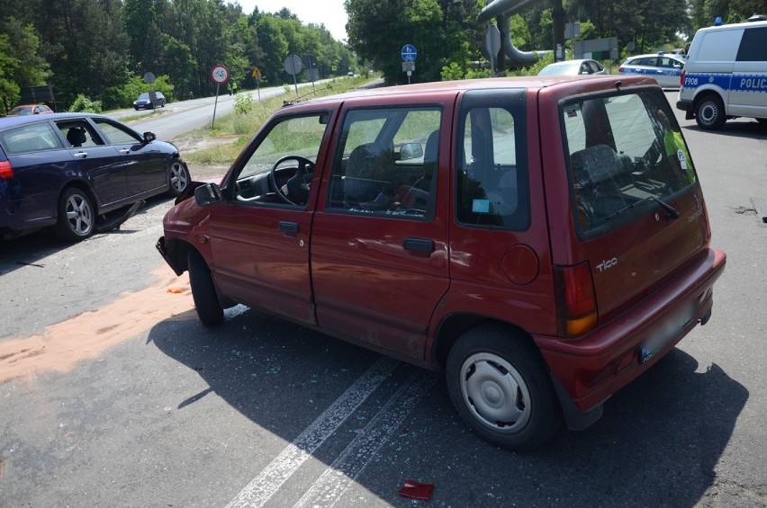 Groźny wypadek na skrzyżowaniu w pobliżu Oleśnika. Zderzyły się trzy samochody [ZDJĘCIA]