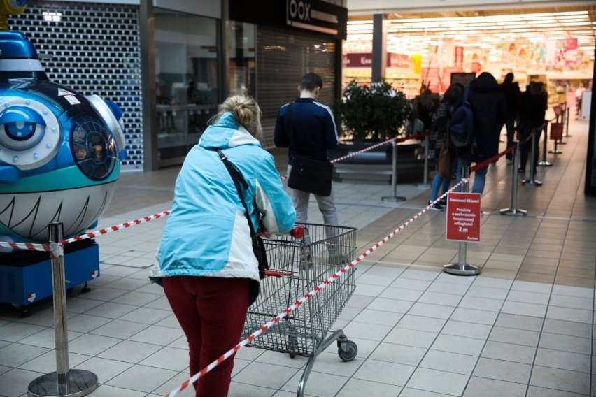  W sklepach zaczyna brakować pracowników przez koronawirusa. Jak walczyć z tą sytuacją? Polska Izba Handlu apeluje do rządu