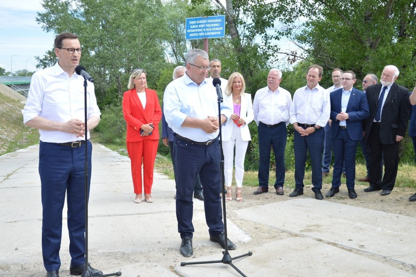 Premier Mateusz Morawiecki przy nowo wybudowanym moście na...