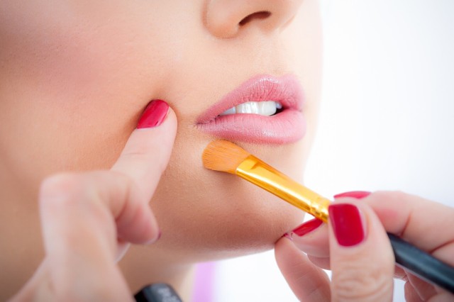 Usta można powiększyć nie tylko w gabinecie medycyny estetycznej. Optycznie skorygować je można za pomocą domowych sposobów oraz trików makijażowych.