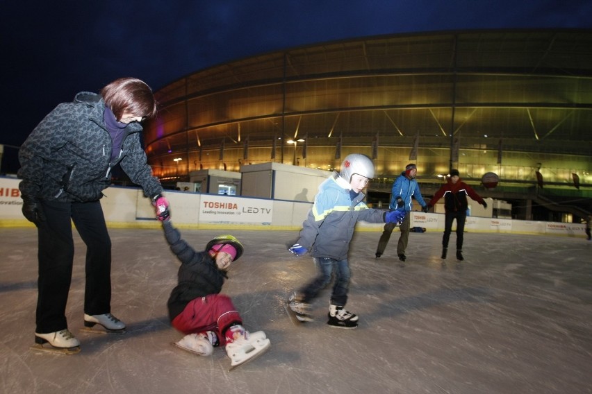 Wrocław: Lodowisko na Stadionie Miejskim otwarte! (CENNIK, GODZINY OTWARCIA)