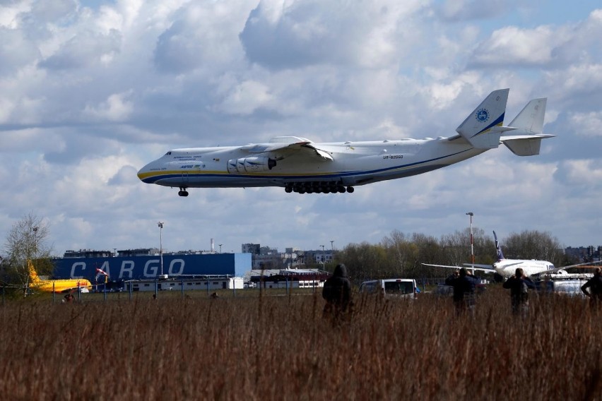 14.04.2020 warszawa 
przylot samolotu antonov z pomoca...