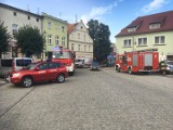 Strop zawalił się na mieszkańca kamienicy w Osiecznej. Mężczyzna trafił do szpitala [ZDJĘCIA]