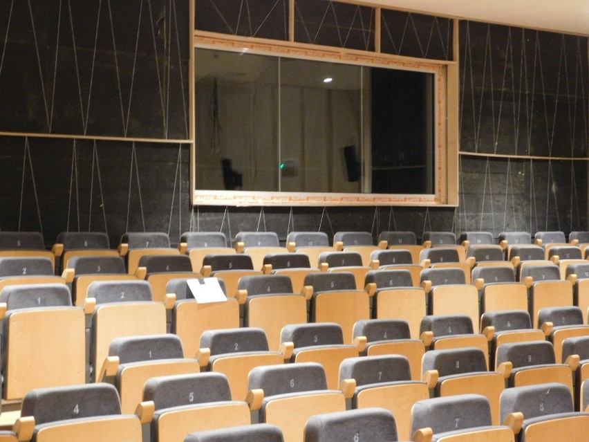 W Filharmonii Sudeckiej w Wałbrzychu zaprezentowano remontowaną salę koncertową. Na razie zobaczyli ją tylko dziennikarze