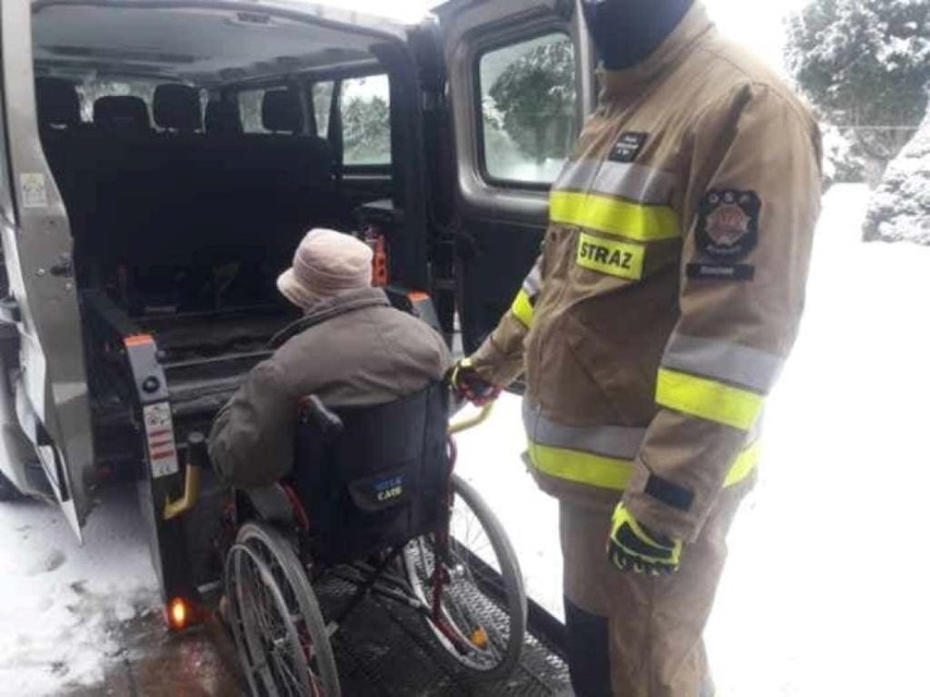 Strażacy pomogają seniorom w transporcie do punktów szczepień