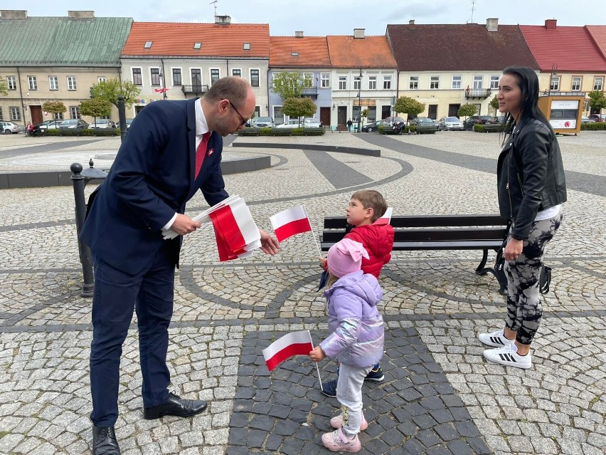 Święto Biało-Czerwonej 2023. Marcin Przydacz rozdawał flagi...