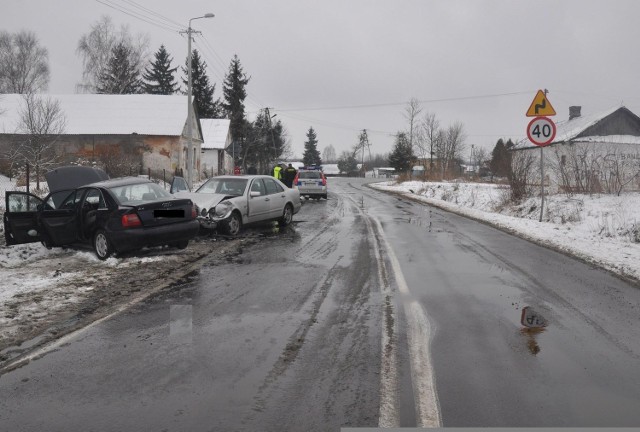 Pod Raciborowicami (gm. Białopole) doszło do wypadku. Czołowo zderzyły się dwa samochody. W szpitalu, mimo reanimacji zmarł 63-letni pasażer audi. Pozostali poszkodowani są nadal badani.